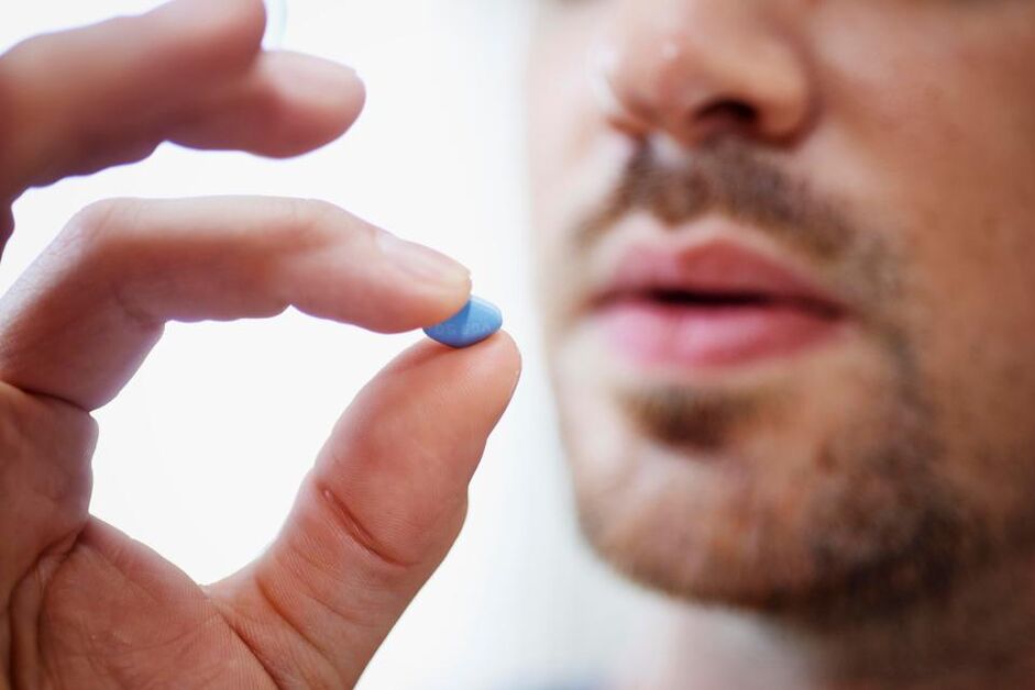 seorang lelaki mengambil pil untuk merangsang potensi
